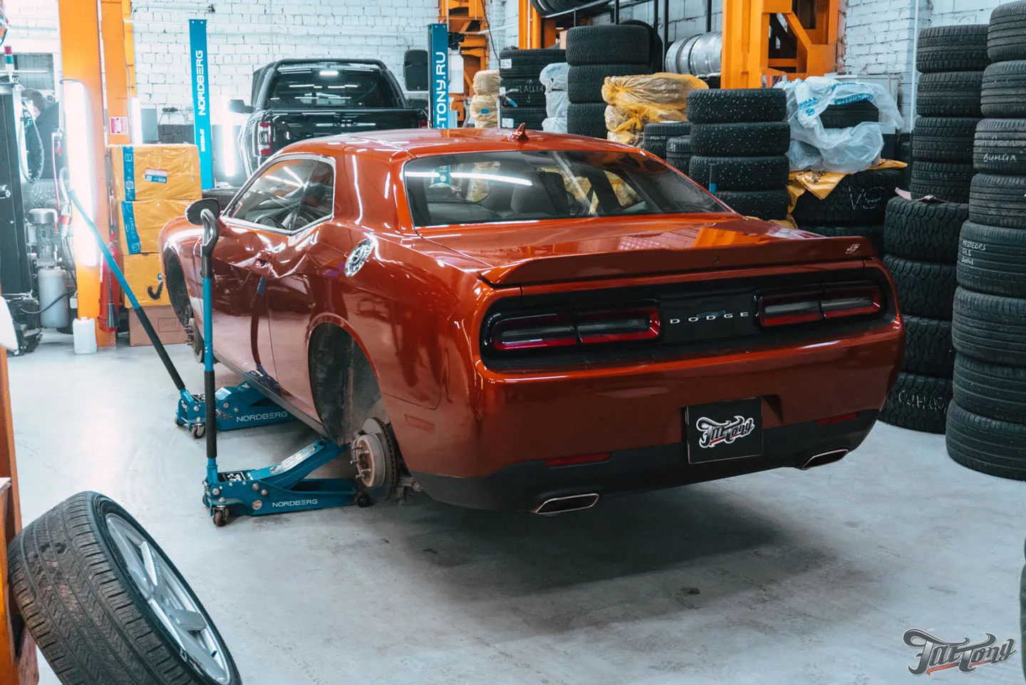 Фирменный Шиномонтаж на вибростенде на стендах Hunter для Dodge Challenger